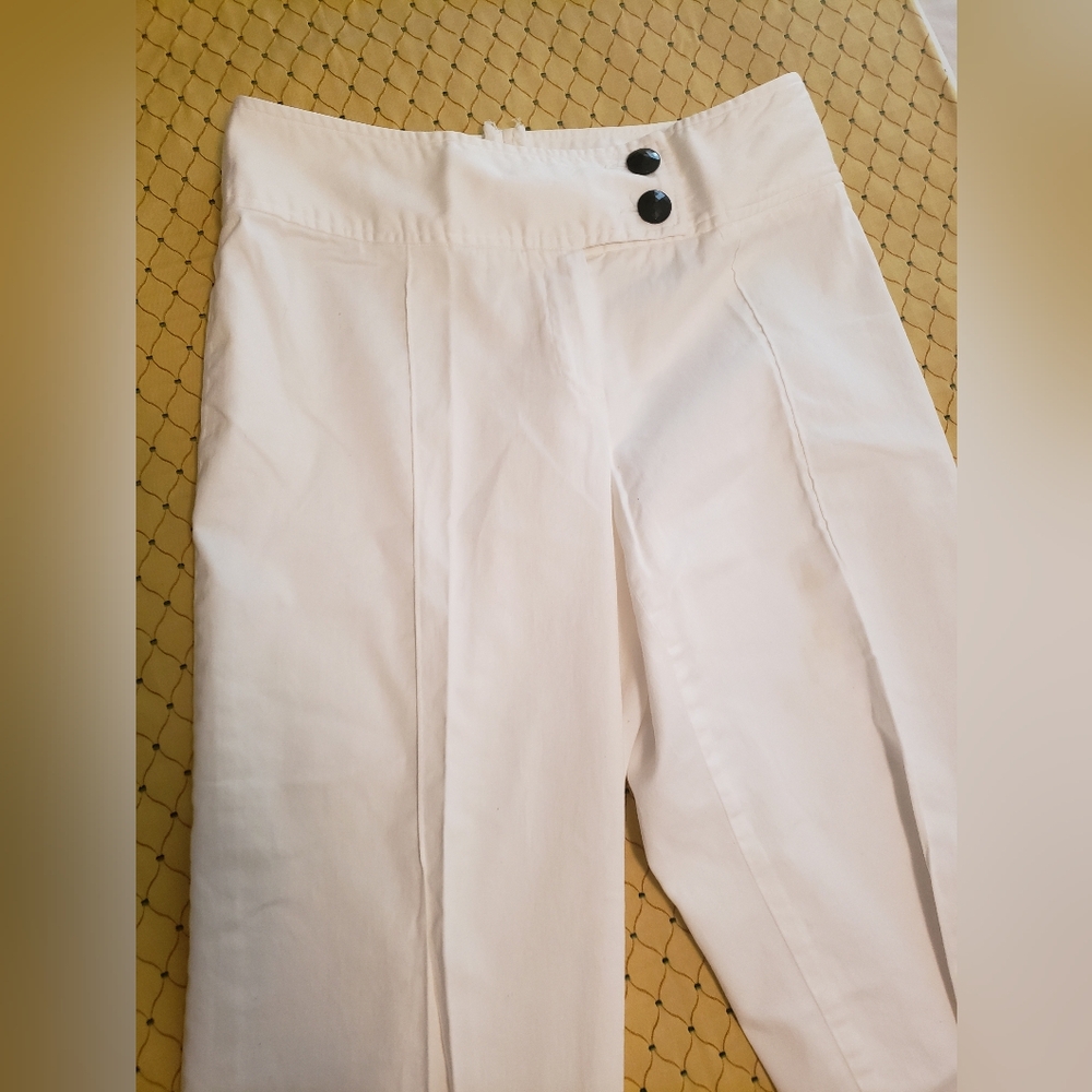 White capris pants.